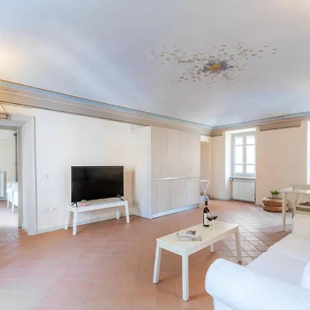 Apartment Borgo Alfieri - Elegant With Stunning View *